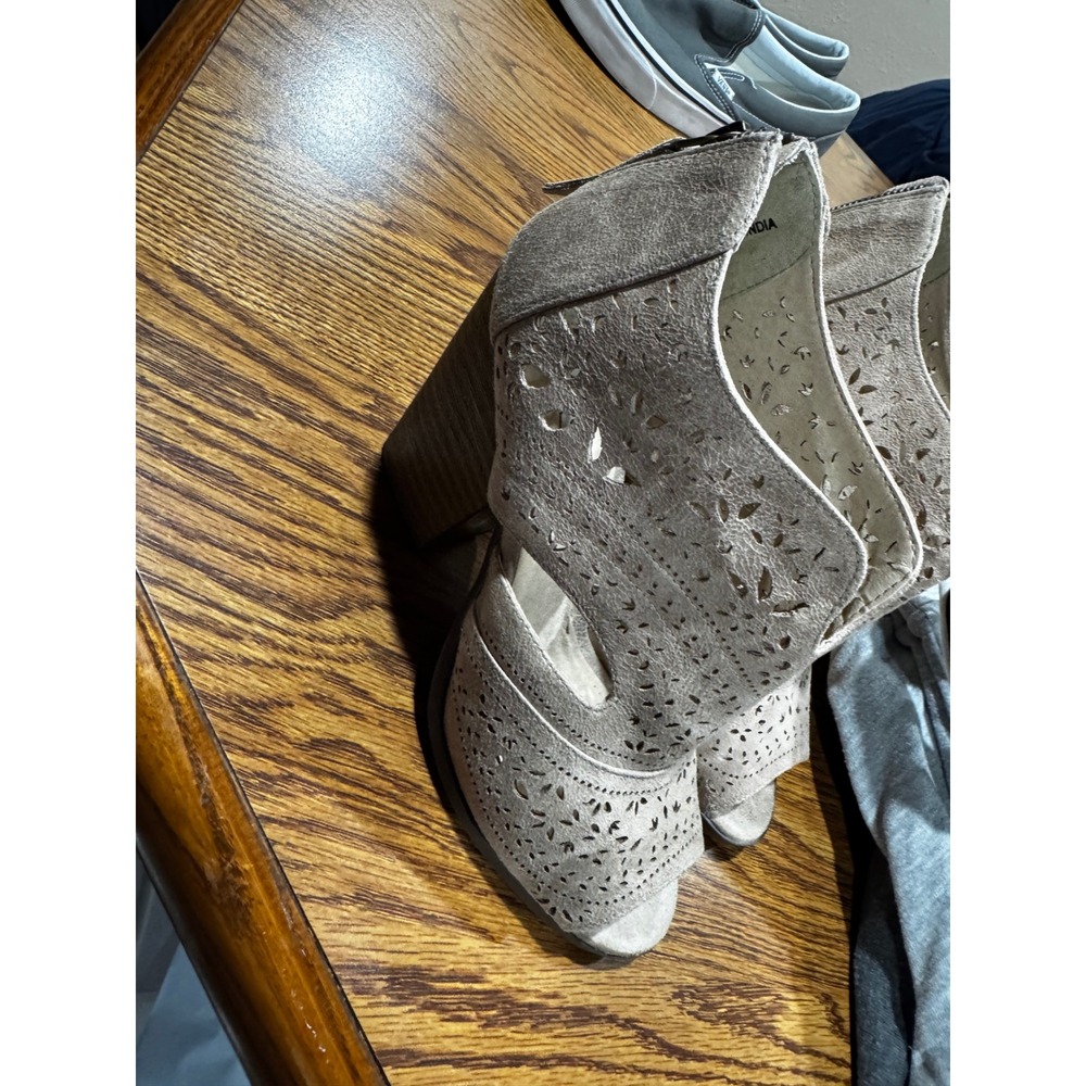 Not Rated Womens Taupe Laser Cut Floral Peep Toe Block Heel Booties‎ Size 9